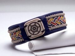 Tinntrådarmbånd "Sara" tre fletter med kvenrosa på brikke av reinhorn