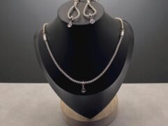 Smykkesett (halssmykke, armbånd og ørepynt)