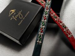 "Eva" tinntrådarmbånd med grønne/røde glassperler og sølvperler (925)