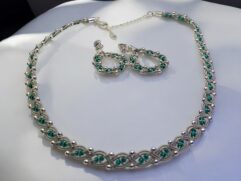 Ørepynt og halspynt i sølv og tinntråd. Sølvperler og glassperler