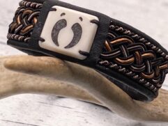 Armbånd "Ailo" med håndlaget reinhornbrikke "Rensdyrspor"